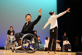 車いすダンス公演の様子