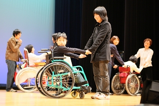 車いすダンス公演の様子