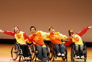 車いすダンス公演の様子