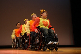 車いすダンス公演の様子