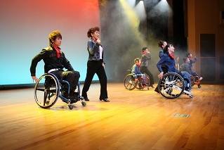 車いすダンス公演の様子