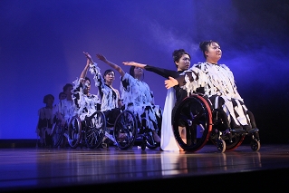 車いすダンス公演の様子