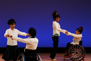 車いすダンス公演の様子