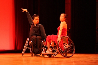 車いすダンス公演の様子